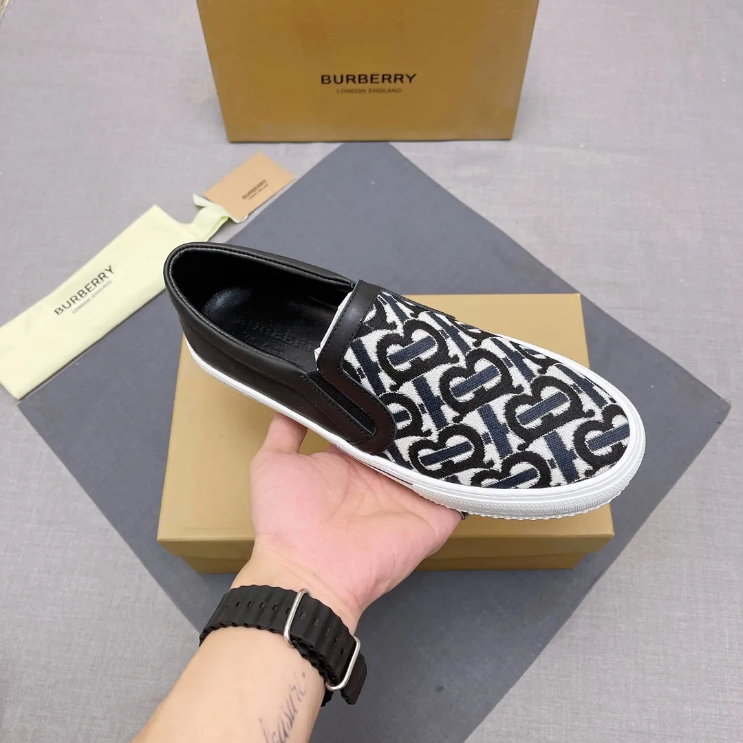 ◾️▫️P380. B's 2025 spring and summer new product, men's classic low-top slip-on sneakers, made of classic retro B's printed canvas material, spliced ​​with layered calfskin, and decorated with a new brand logo. First-layer cowhide lining, embossed Burberry logo on the heel, and original TPU outsole! Size: 38-45 No. 004
